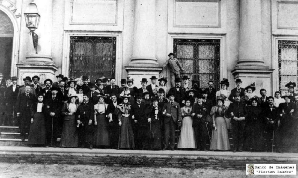 Personas con vestimenta de la época