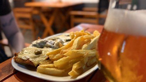 —- Termina el finde en tu lugar de siempre! ¿Mila al plato o burger —— Sin duda están dentro d ---- Termina el finde en tu lugar de siempre! ¿Mila al plato o burger —— Sin duda están dentro d